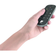 Ruka drží dálkové ovládání EGLO