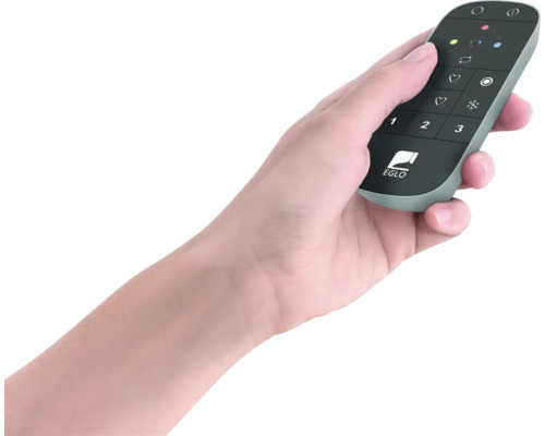 Ruka drží dálkové ovládání EGLO