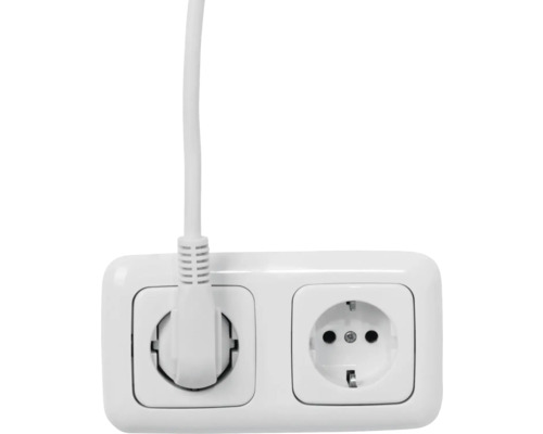 Dvojitá zásuvka se zasunutou zástrčkou