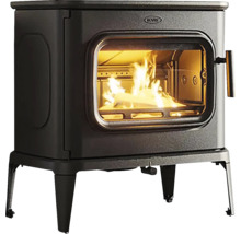 Kamna na dřevo s prosklenými dvířky a hořícím dřevem