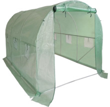 Tunelový skleník s otevřenými dveřmi.