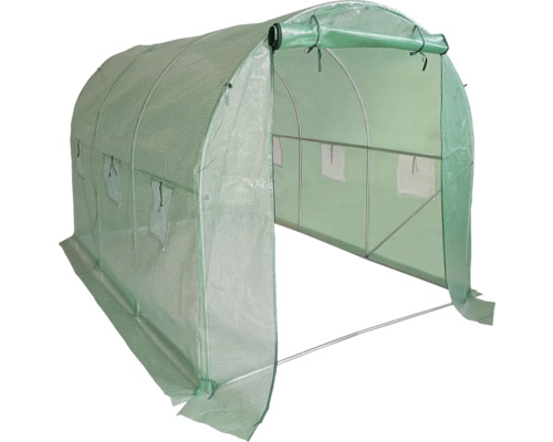 Tunelový skleník s otevřenými dveřmi.