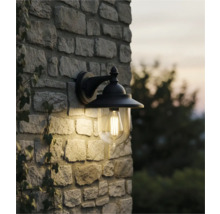 Venkovní nástěnné svítidlo s čirým stínidlem na kamenné zdi