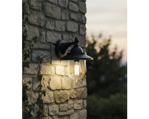Venkovní nástěnné svítidlo s čirým stínidlem na kamenné zdi
