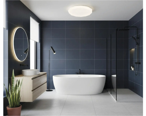 Moderní koupelna s volně stojící vanou, umyvadlem a osvětleným zrcadlem