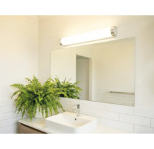 Světlá koupelna s umyvadlem, zrcadlem a podlouhlou lampou