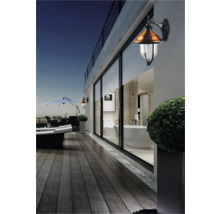 Venkovní prostor s nástěnným svítidlem, terasou a výhledem do koupelny