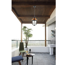 Venkovní prostor se zahradním nábytkem, umyvadlem a závěsným svítidlem