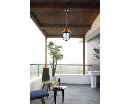 Venkovní prostor se zahradním nábytkem, umyvadlem a závěsným svítidlem