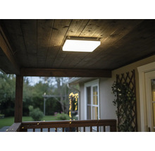 Čtvercové stropní svítidlo na dřevěném stropě na verandě.