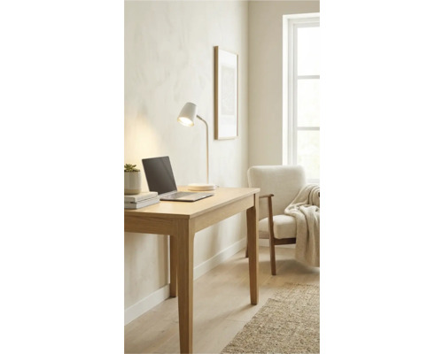 Světlá pracovna se stolem, lampou, notebookem a křeslem