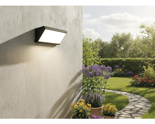 Venkovní stěna s namontovaným LED nástěnným svítidlem v zahradě