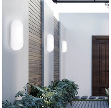 Exteriér se třemi bílými venkovními nástěnnými světly na zdi