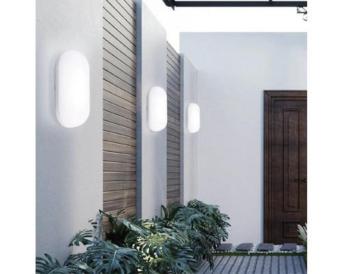 Exteriér se třemi bílými venkovními nástěnnými světly na zdi