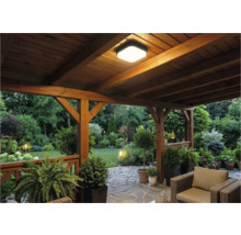 Krytá terasa se stropním svítidlem a výhledem do zahrady