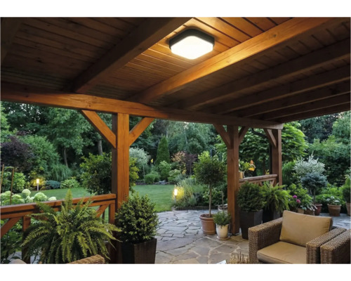 Krytá terasa se stropním svítidlem a výhledem do zahrady