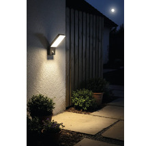 Moderní LED venkovní svítidlo s pohybovým senzorem na stěně domu v noci