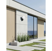 Exteriér moderního domu s venkovní lampou na fasádě