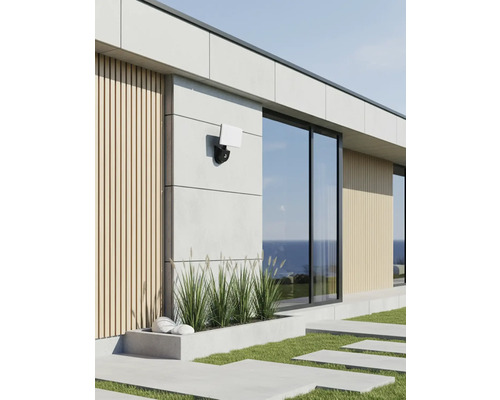 Exteriér moderního domu s venkovní lampou na fasádě