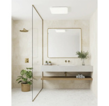 Koupelna se sprchou, umyvadlem a zrcadlem ve světlém provedení