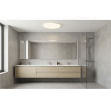 Světlá koupelna s umyvadlovou skříňkou pro dvě umyvadla, zrcadlem a sprchovým koutem.