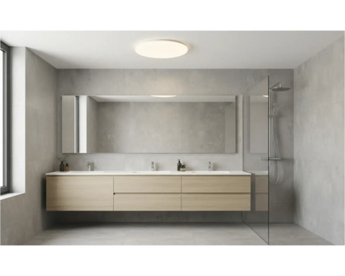 Světlá koupelna s umyvadlovou skříňkou pro dvě umyvadla, zrcadlem a sprchovým koutem.