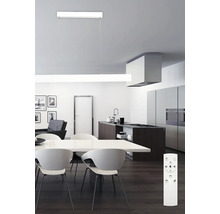 Závěsné svítidlo v moderní jídelně s dálkovým ovládáním pro ovládání světla.