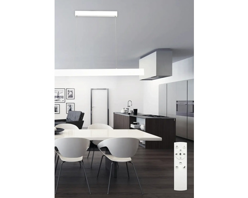 Závěsné svítidlo v moderní jídelně s dálkovým ovládáním pro ovládání světla.