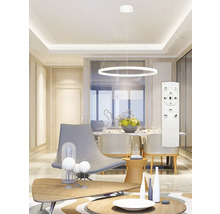 Moderní obývací pokoj s kruhovým závěsným svítidlem a dálkovým ovládáním