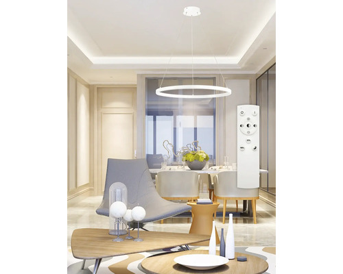 Moderní obývací pokoj s kruhovým závěsným svítidlem a dálkovým ovládáním