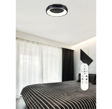 Stropní svítidlo a dálkové ovládání v ložnici