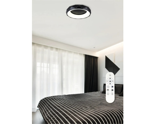 Stropní svítidlo a dálkové ovládání v ložnici