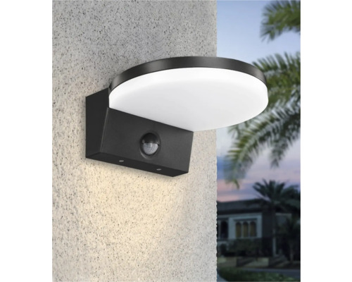 Nástěnné svítidlo s detektorem pohybu na vnější stěně
