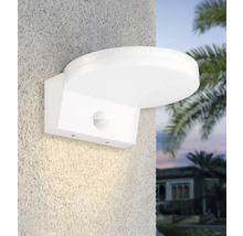 Bílé venkovní světlo s detektorem pohybu namontované na zdi