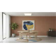 Světlá jídelna s dřevěným stolem, židlemi a stropním svítidlem.