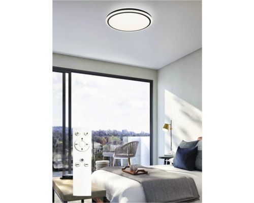 Kulaté stropní svítidlo s dálkovým ovládáním v ložnici.