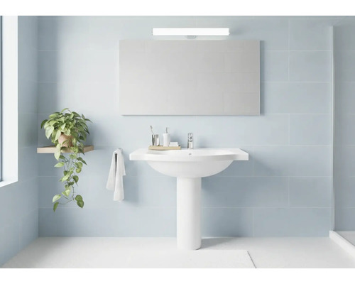 Světlá koupelna s umyvadlem, zrcadlem, rostlinou a ručníkem