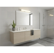 Moderní koupelna s umyvadlem, zrcadlem a sprchou