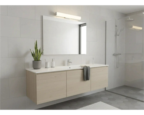 Moderní koupelna s umyvadlem, zrcadlem a sprchou