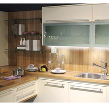 Kuchyňská scéna s dřezem, baterií, pracovní deskou a kuchyňským náčiním