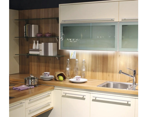 Kuchyňská scéna s dřezem, baterií, pracovní deskou a kuchyňským náčiním