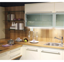 Kuchyňská scéna s umyvadlem, pracovní deskou a horními skříňkami