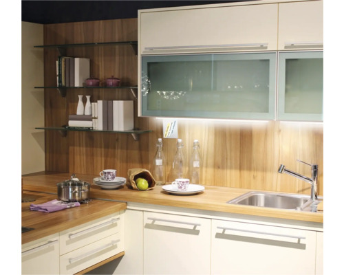 Kuchyňská scéna s umyvadlem, pracovní deskou a horními skříňkami