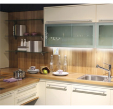 Kuchyňská linka s dřezem, baterií, hrncem a nádobím na pracovní desce