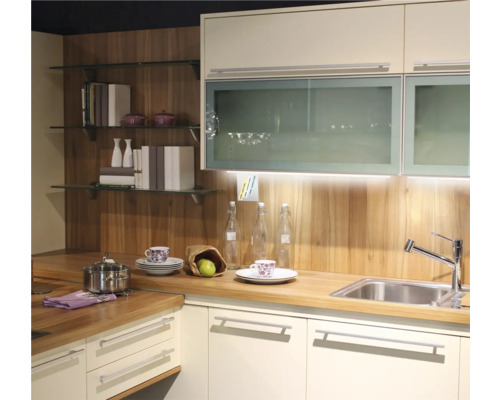 Kuchyňská linka s dřezem, baterií, hrncem a nádobím na pracovní desce