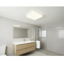 Moderní koupelna s umyvadlem, zrcadlem, sprchou a stropním svítidlem