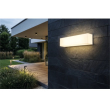 Moderní fasáda domu s obdélníkovým nástěnným svítidlem