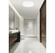 Světlá koupelna s umyvadlem, zrcadlem, toaletou a sprchou