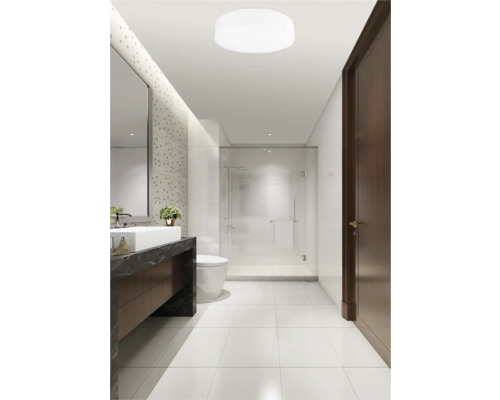 Světlá koupelna s umyvadlem, zrcadlem, toaletou a sprchou