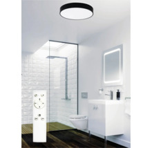 Moderní koupelna se stropním svítidlem, sprchou, skříňkou pod umyvadlo, osvětleným zrcadlem a dálkovým ovládáním